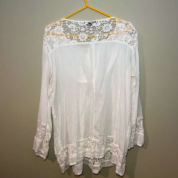S.R. Fashions all white stylish blouse. Size: L - Picture 2 of 2